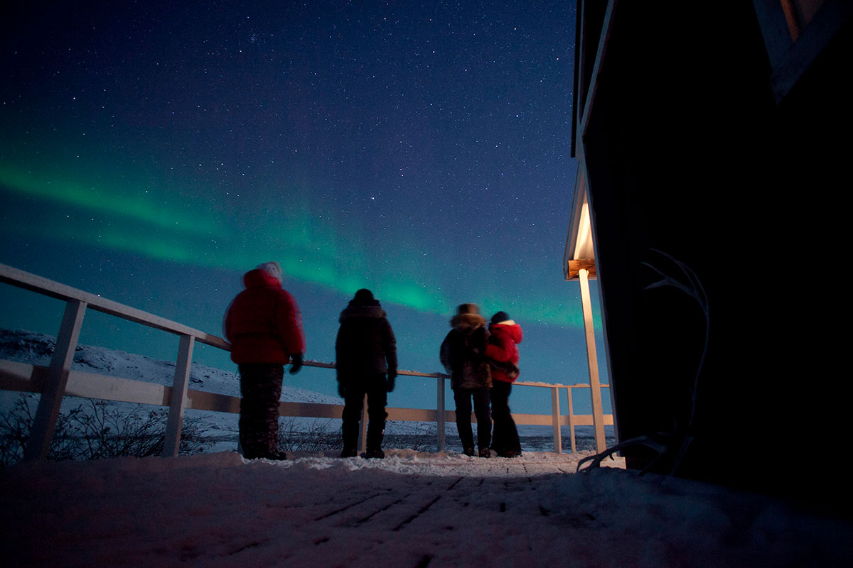 Osservando la danza dell'aurora boreale a Kangerlussuaq, Groenlandia.