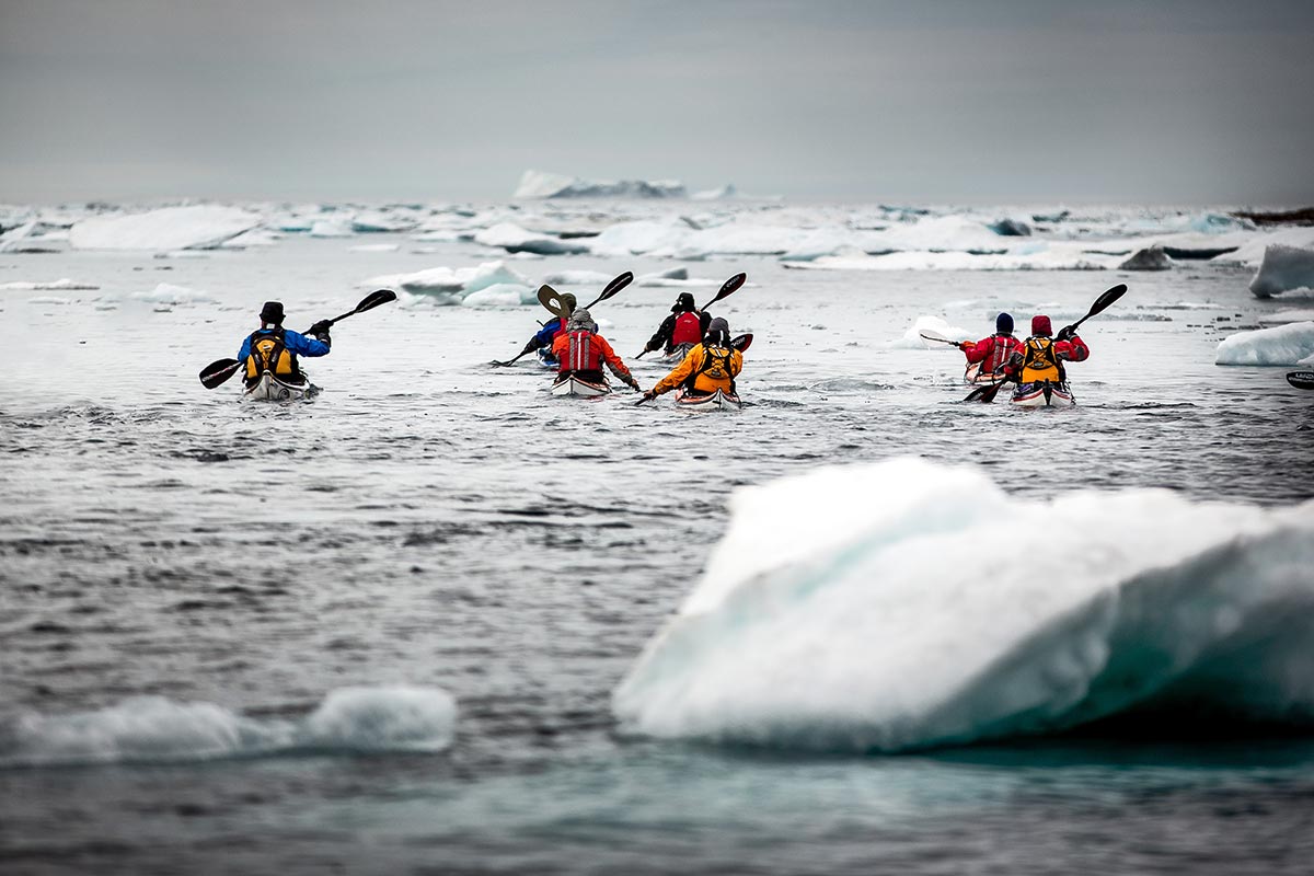 In kayak tra i banchi di ghiaccio vicino a Tasiilaq nella Groenlandia orientale