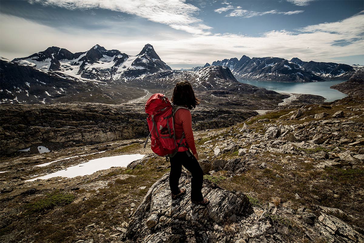 Un escursionista che guarda verso l'isola di Tasiilaq nella Groenlandia orientale