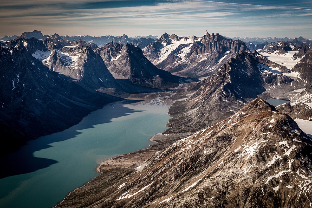 Due barche viaggiano lungo il fiordo di Ammassalik nella Groenlandia orientale