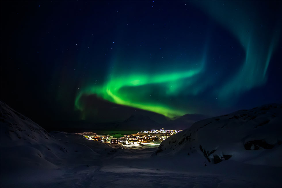 luci verdi dell'aurora boreale sulla città di nuuk in groenlandia