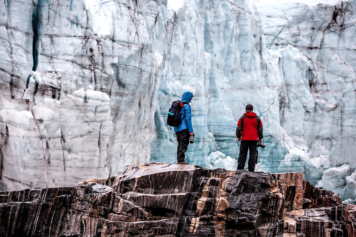 Escursionisti durante un tour fotografico sul ghiacciaio Russell in Groenlandia