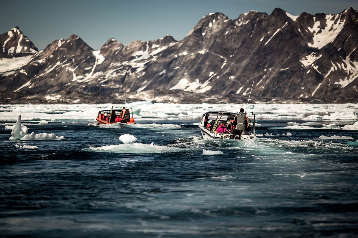 Due barche viaggiano lungo il fiordo di Ammassalik nella Groenlandia orientale