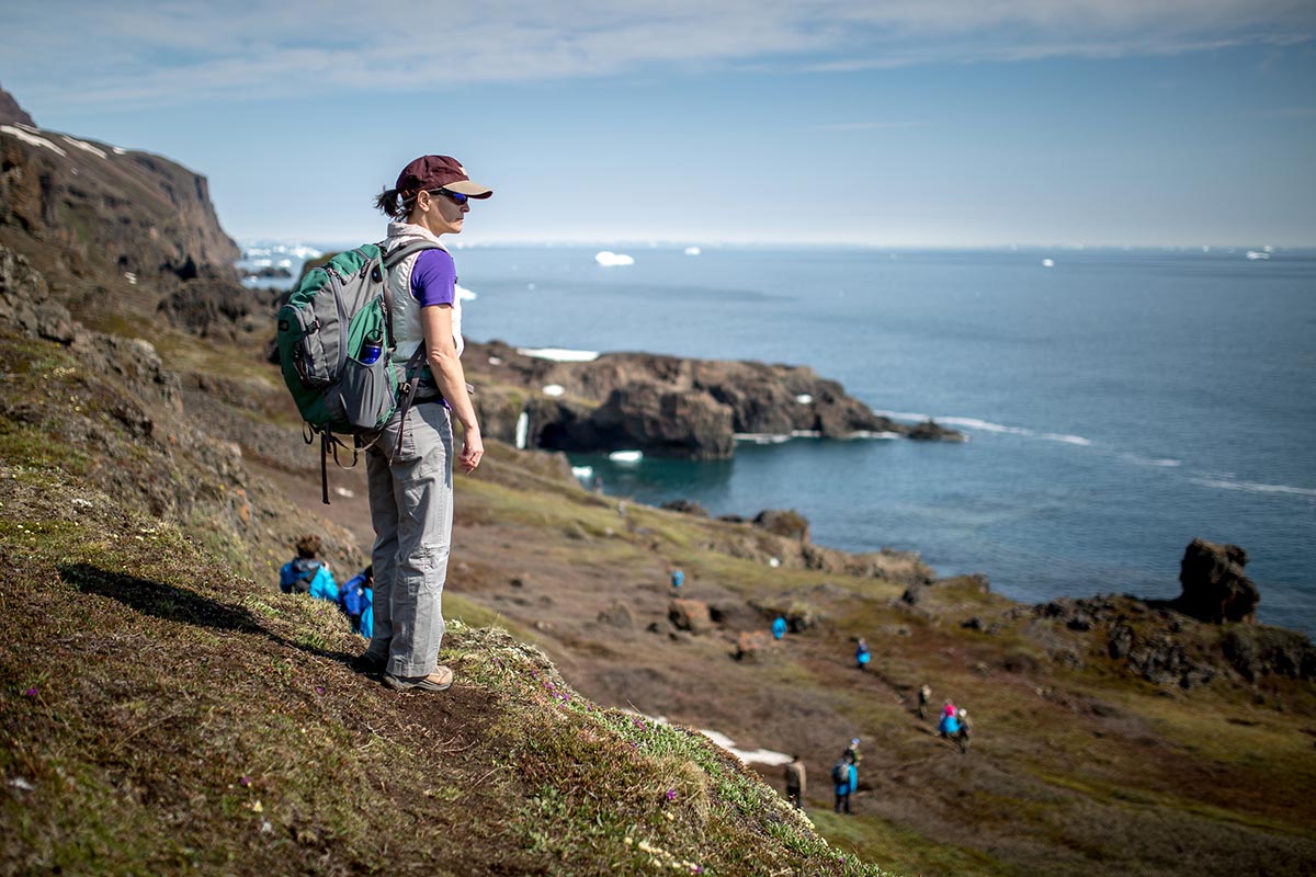 Un escursionista in un punto panoramico sull'isola di Disko in Groenlandia